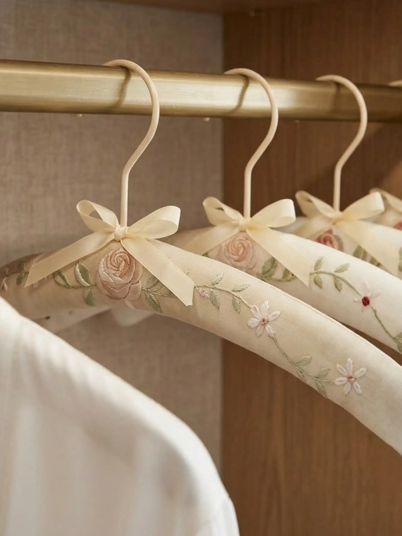 Embroidery-Covered Hanging Rac - đánh giá và giá Embroidery Ribbon